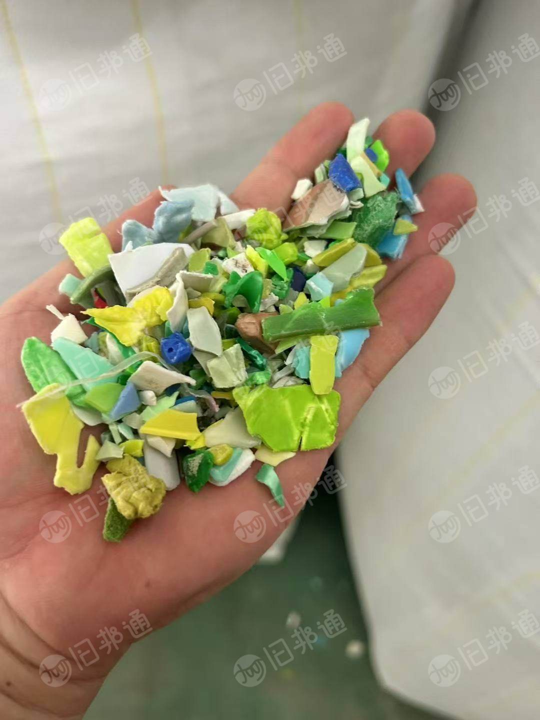出售各种颜色的工程丙破碎料，分色丙破碎料，灰分2个左右，月供200吨