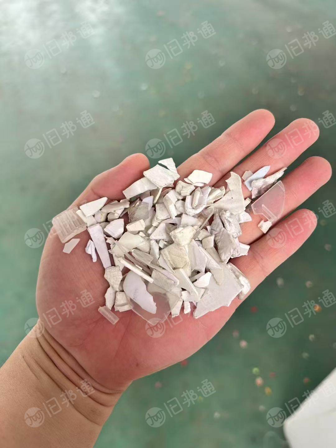 出售各种颜色的工程丙破碎料，分色丙破碎料，灰分2个左右，月供200吨
