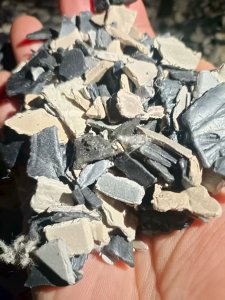 长期出售汽车保险杆和汽车内饰混合的破碎料，现货100吨左右