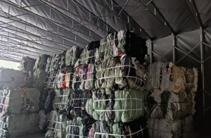 长期大量出售鞋帮布，鞋材边角料，涤纶复合布，涤纶废布，月供300吨，货在福建泉州