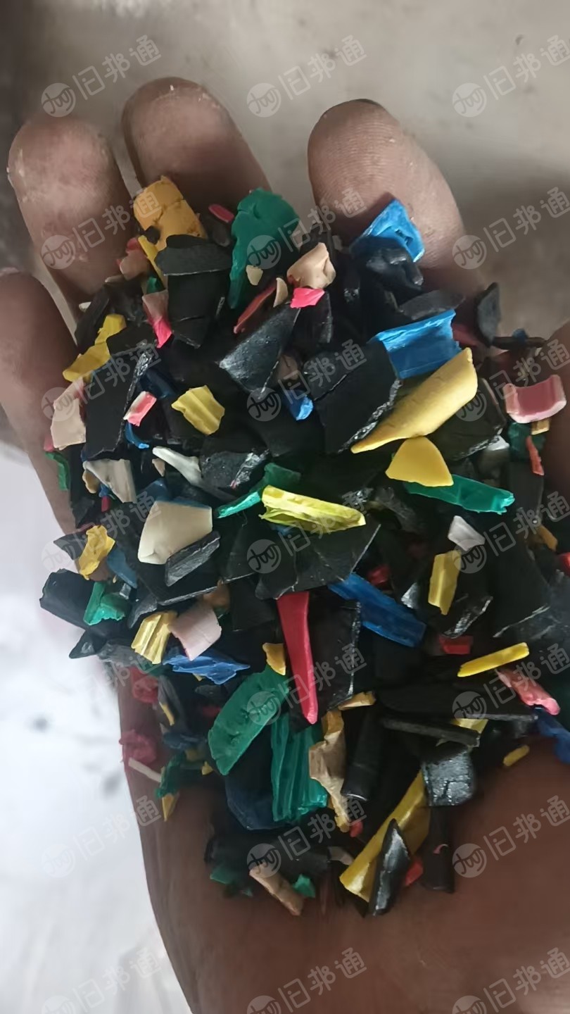 大量出售杂色电线皮破碎料，也可以分色，清洗干净