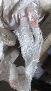 长期出售丙纶废丝夹带一根红色涤纶丝或涤棉丝,可以开红色透明颗粒,现货6吨左右,货在辽宁营口