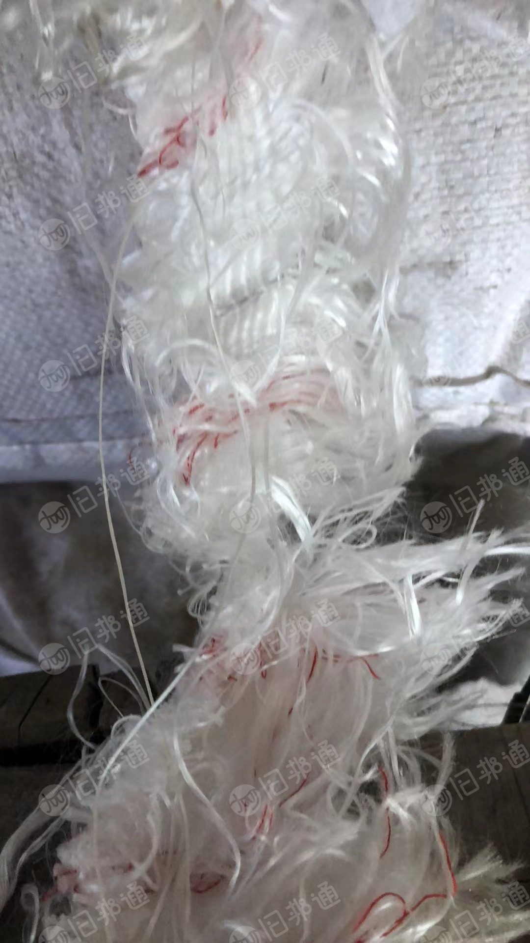 长期出售丙纶废丝夹带一根红色涤纶丝或涤棉丝,可以开红色透明颗粒,现货6吨左右,货在辽宁营口