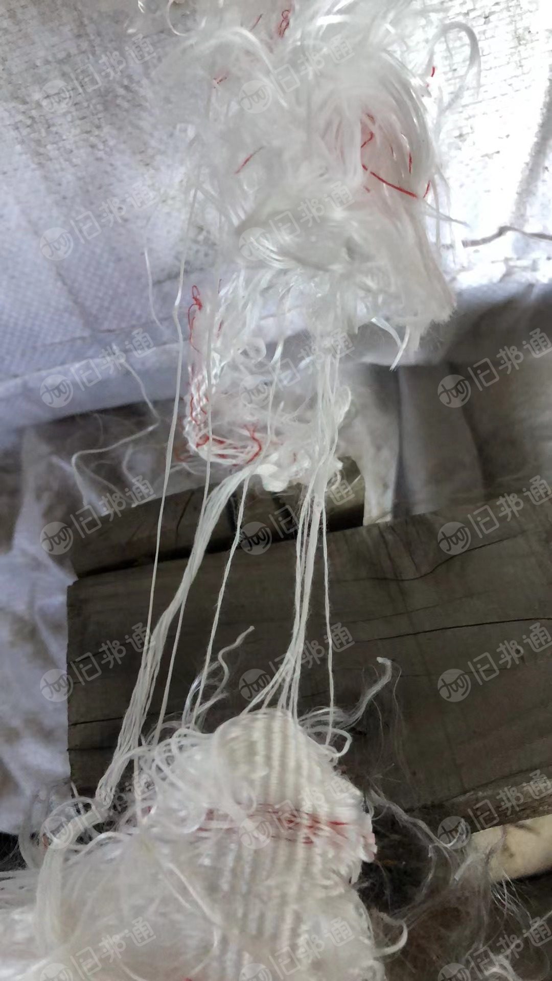 长期出售丙纶废丝夹带一根红色涤纶丝或涤棉丝,可以开红色透明颗粒,现货6吨左右,货在辽宁营口