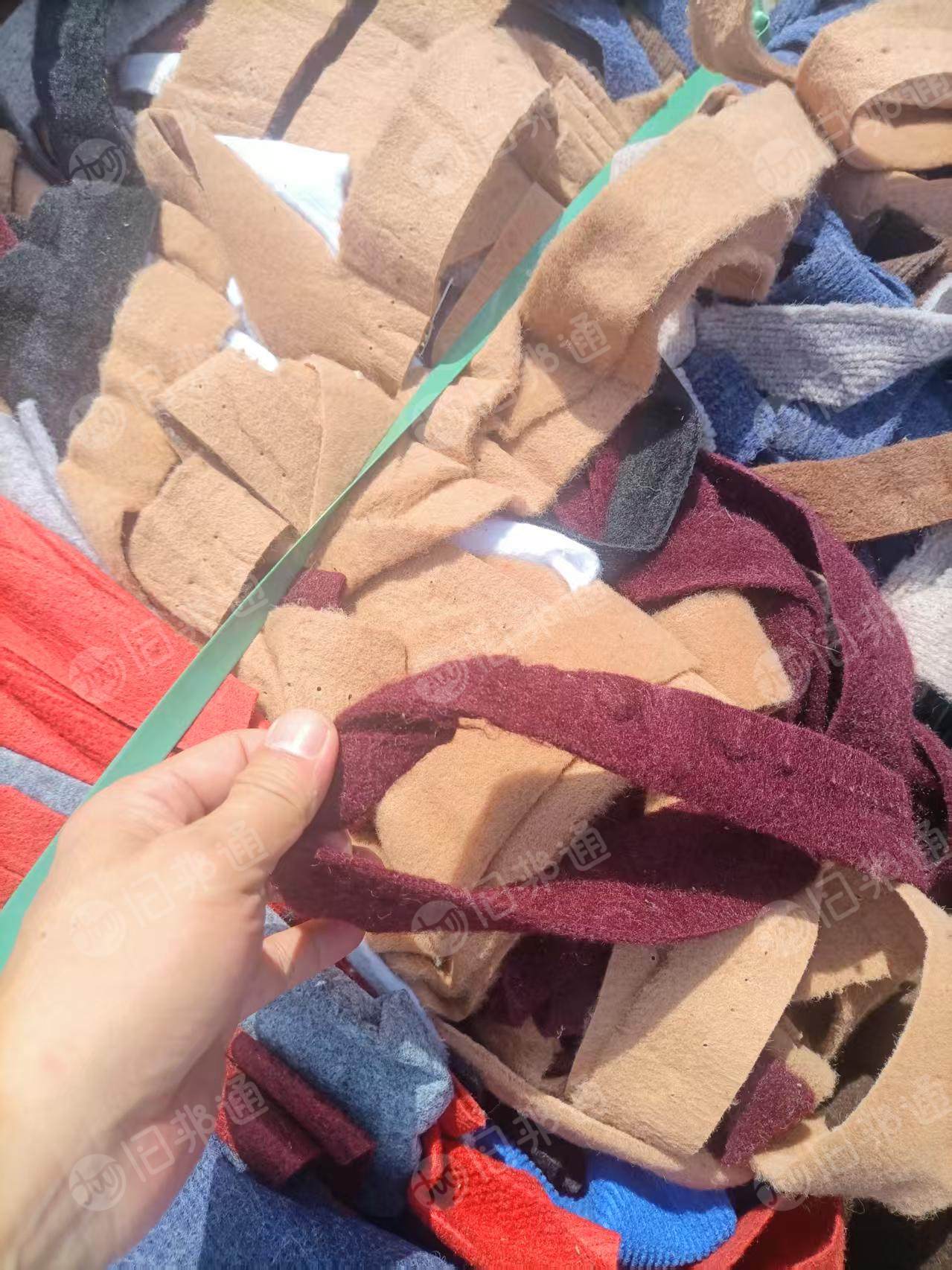 长期出售涤纶地毯料,带点轻胶,每个月30吨左右,厂在山东济南