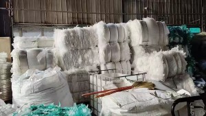 出售PE高压膜废料,白色带胶,绿色没胶,现货10吨