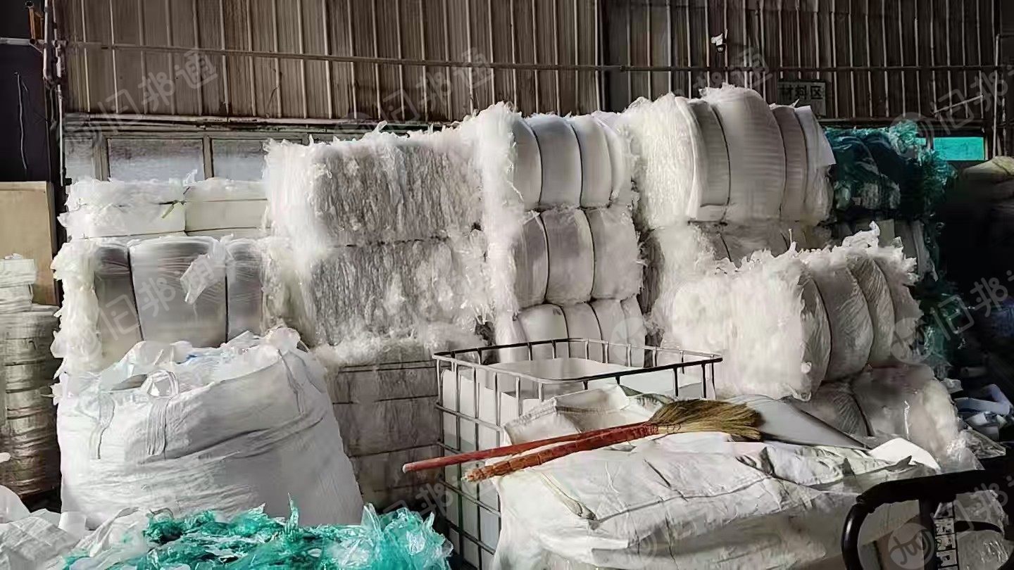 出售PE高压膜废料，白色带胶，绿色没胶，现货10吨