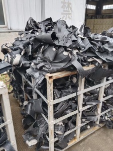 出售EVA汽车内饰边角料，带点泡沫，现货有25吨左右，货在江苏无锡