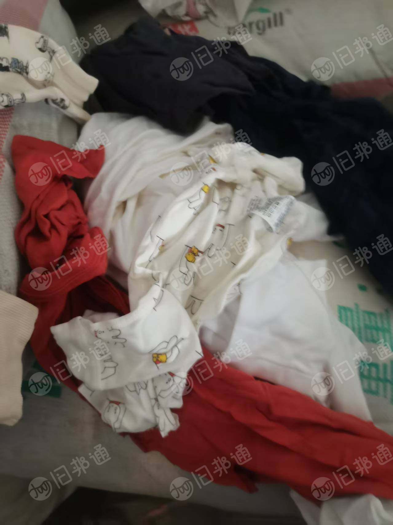 现货处理一批纯棉剪坏的有图案的新衣服，可以做擦机布，100%纯棉，现货不到40吨，货在上海