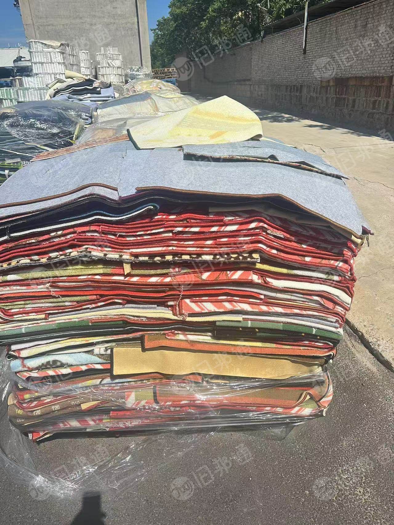 长期出售大块地毯布料，地毯厂生产裁下来的，都是40*40以上的，可以做地垫，每个月10吨左右