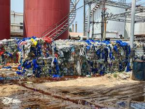 长期出售废旧编织袋炼油料（pp/pe），装鸡骨架肉袋，微潮、含油性，有味