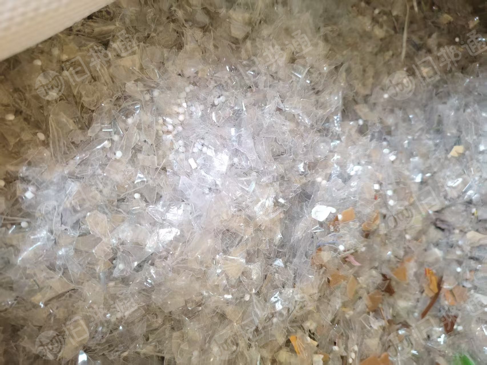 出售杂色pet吸塑盒破碎料，里面带点油漆，含少量pvc，现货12吨
