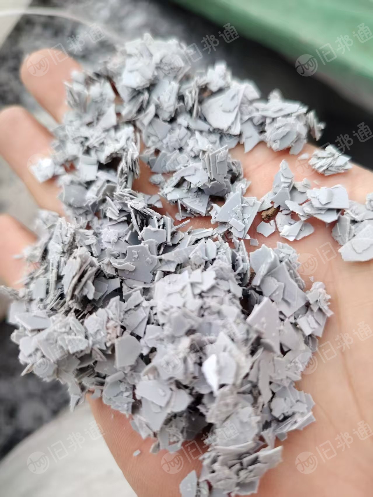 出售杂色pet吸塑盒破碎料，里面带点油漆，含少量pvc，现货12吨
