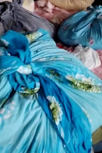 长期出售旧衣服黑料，下脚料，燃烧料，现货有9.6米一车，货在浙江嘉兴