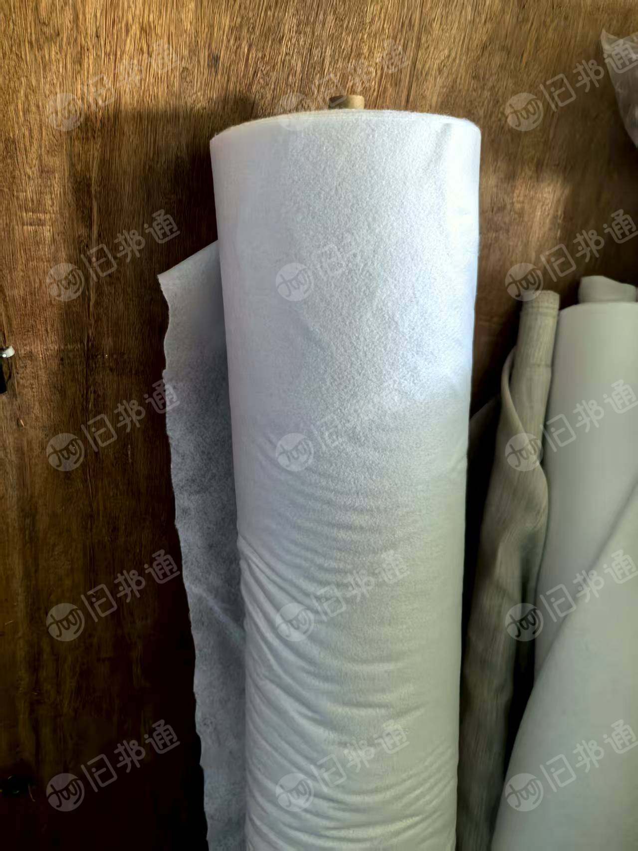 厂家长期出售正品针刺无纺布，涤纶无纺布，胸棉，有白色和黑色门幅1米-1.5米，克重90-120的都有