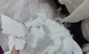 出售做帽子下来的针织下脚料,帽子下脚料,涤纶边角料,白色+杂色的,每月有60-70吨
