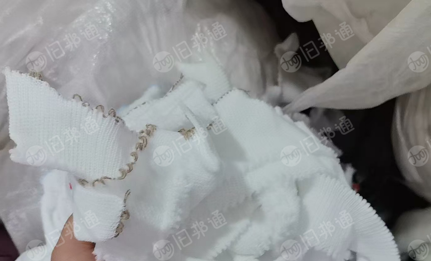 出售做帽子下来的针织下脚料，帽子下脚料，涤纶边角料，白色+杂色的，每月有60-70吨