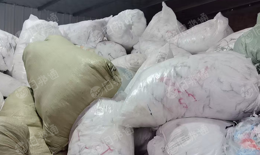 出售做帽子下来的针织下脚料，帽子下脚料，涤纶边角料，白色+杂色的，每月有60-70吨