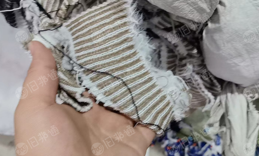 出售做帽子下来的针织下脚料，帽子下脚料，涤纶边角料，白色+杂色的，每月有60-70吨