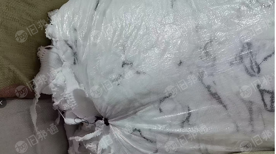 出售做帽子下来的针织下脚料，帽子下脚料，涤纶边角料，白色+杂色的，每月有60-70吨