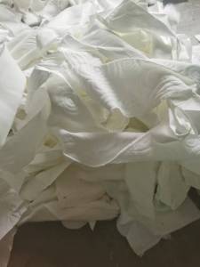 长期出售床垫厂下脚料，涤纶开花料，涤纶废布，空心丝，月供十多吨