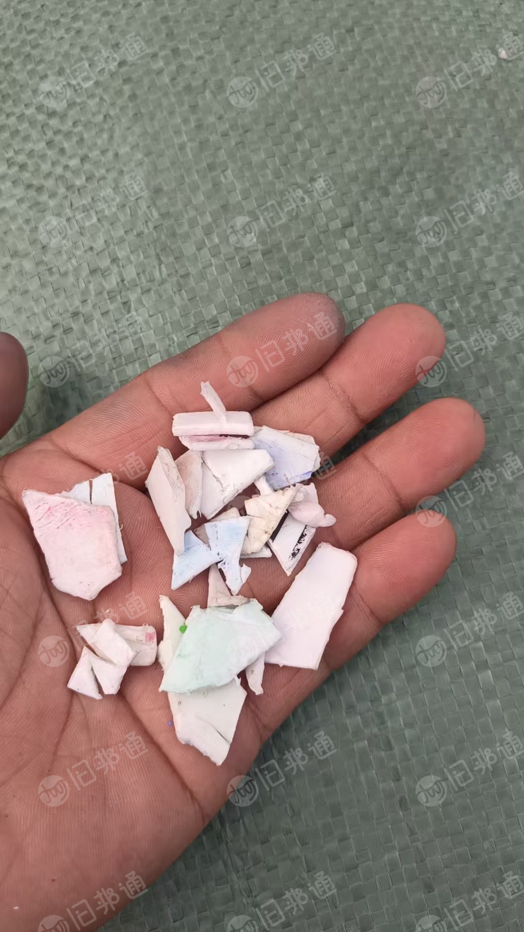 出售水粉白色带字涂料桶破碎料，现货20吨