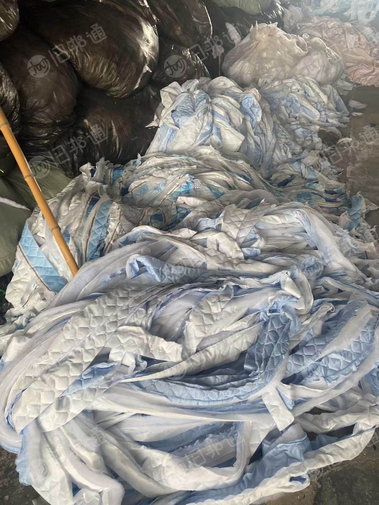 长期大量出售家纺厂下来绗棉边角料，床垫边角料等，开花用，货山东青岛