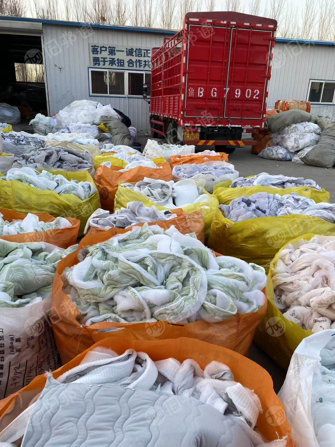 长期大量出售家纺厂下来绗棉边角料，床垫边角料等，开花用，货山东青岛