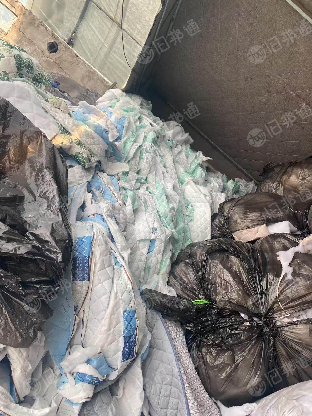 长期大量出售家纺厂下来绗棉边角料，床垫边角料等，开花用，货山东青岛