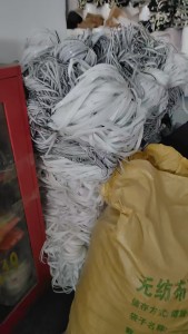 出售无纺布下脚料，三种统货出，月供3车九米六