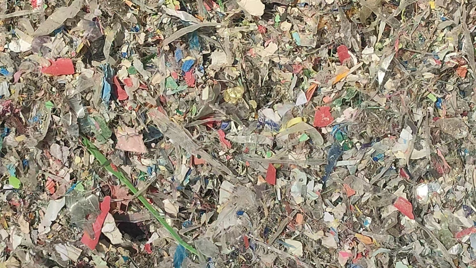 出售拆车厂高热值垃圾，黑料，燃烧料，货有一万吨