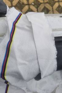 长期出售门帘窗帘厂下来的边角料，棉麻材质有带一点胶，货有40-50吨