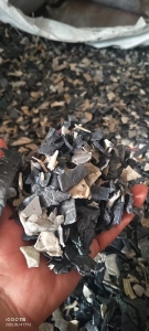 出售汽车保险杠破碎料 ，拆拣除铁，过清水甩干，没过盐水