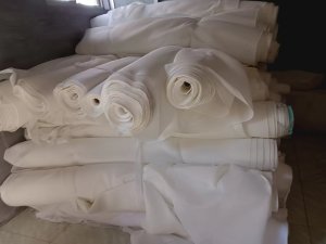 现货处理一批库存三明治，幅宽2米，克重不清楚，货有6-7吨，货在山东淄博