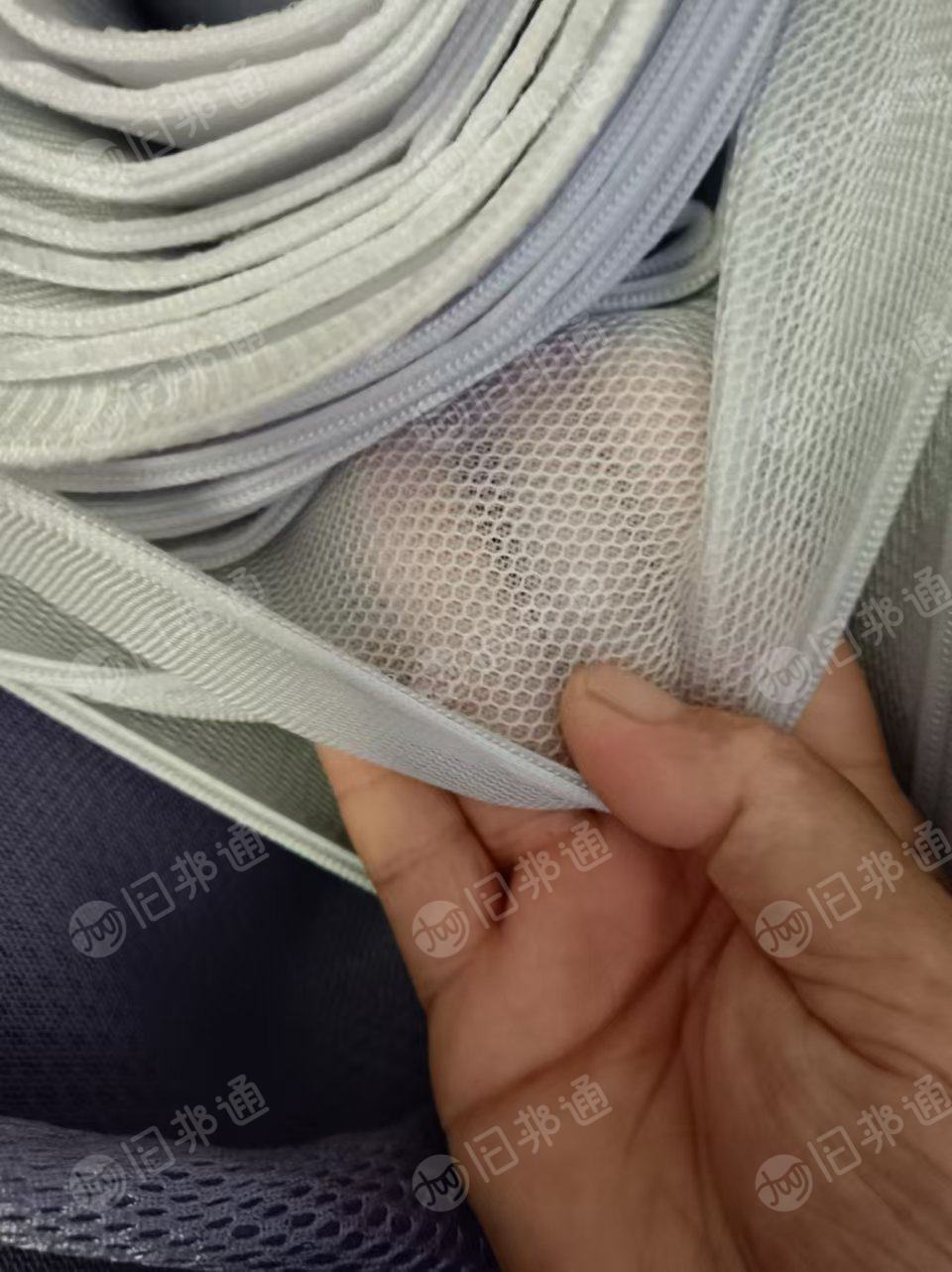 现货处理一批库存三明治，幅宽2米，克重不清楚，货有6-7吨，货在山东淄博