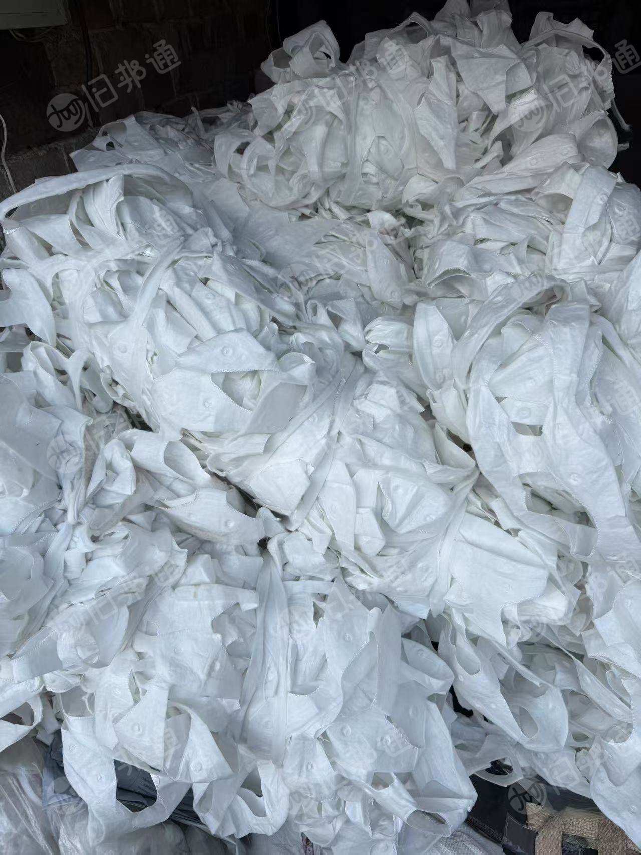 长期出售涤纶+4080无纺布边角料，涤纶无纺布边角料，现货15吨左右