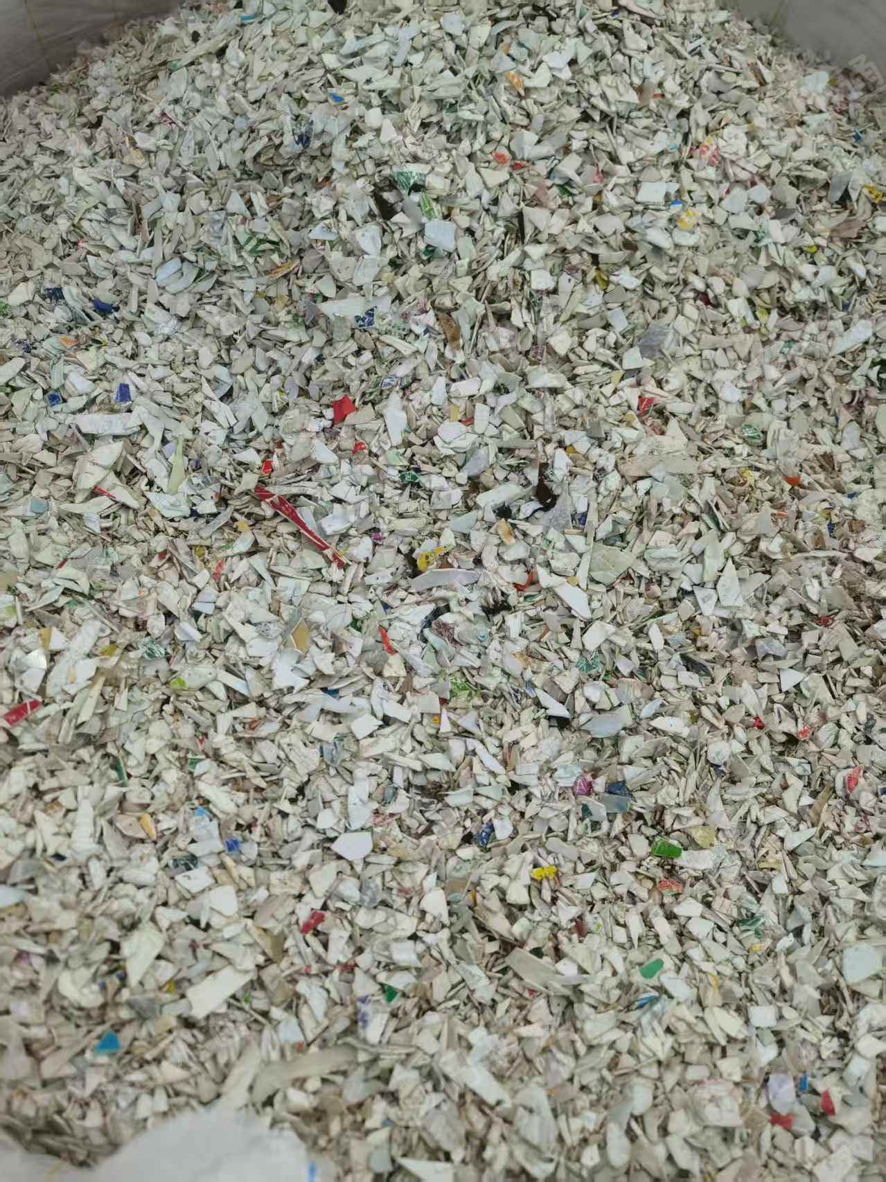 出售白色带字涂料桶破碎料，现货20多吨