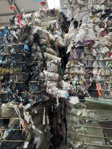 长期出售黑料，下脚料，工业垃圾，废纺占20%,月供600吨左右，货在浙江杭州