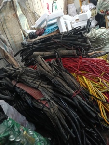 出售电缆皮毛料，大黑皮，小线皮都有，现货20多吨