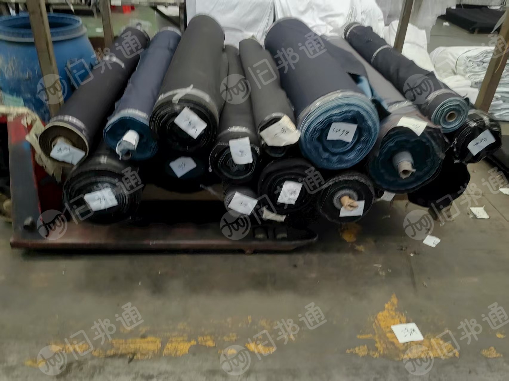 出售牛仔布厂下来的纯棉牛仔布，涤棉牛仔布，牛仔卷布，大小卷布，牛仔碎布，货在江苏无锡
