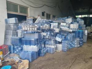 出售pet吸塑片毛料，有压包的，也有电子厂直接下来的，分开出，月供30吨