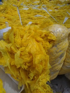 出售电瓶厂下来的带胶PE膜，黄膜，月供20吨