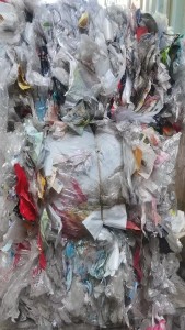 长期出售杂塑料炼油料，杂膜炼油料，现货6.8一车