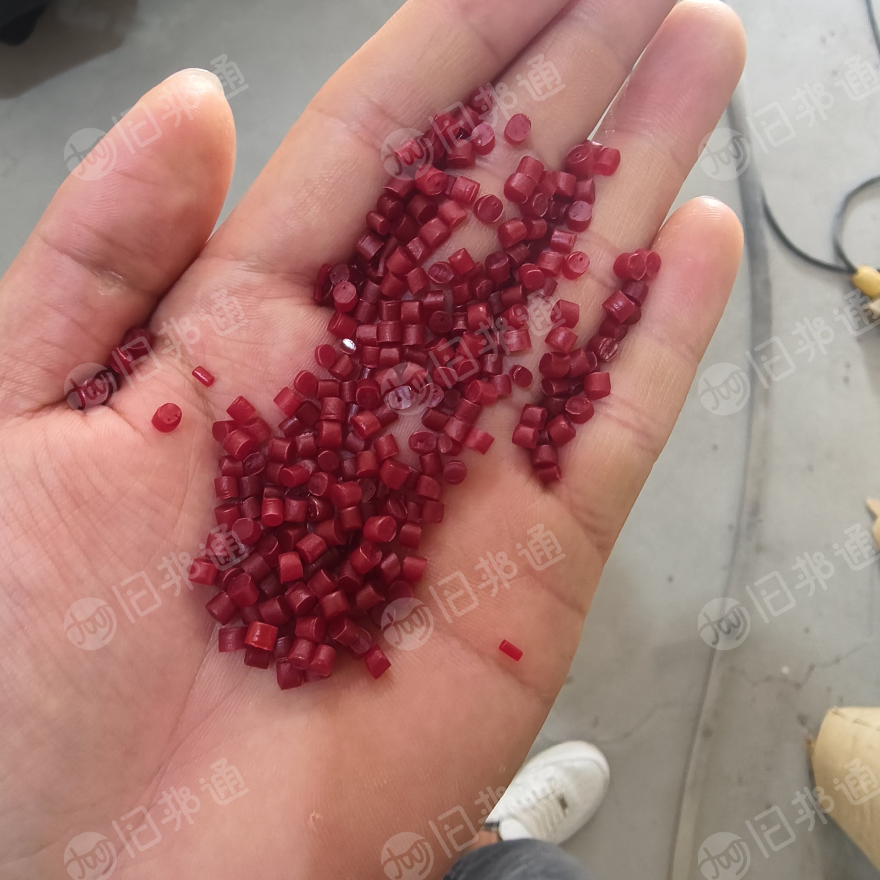 出售红色珍珠棉颗粒，京东方覆膜厂货做的，过80目和60目，现货十多吨
