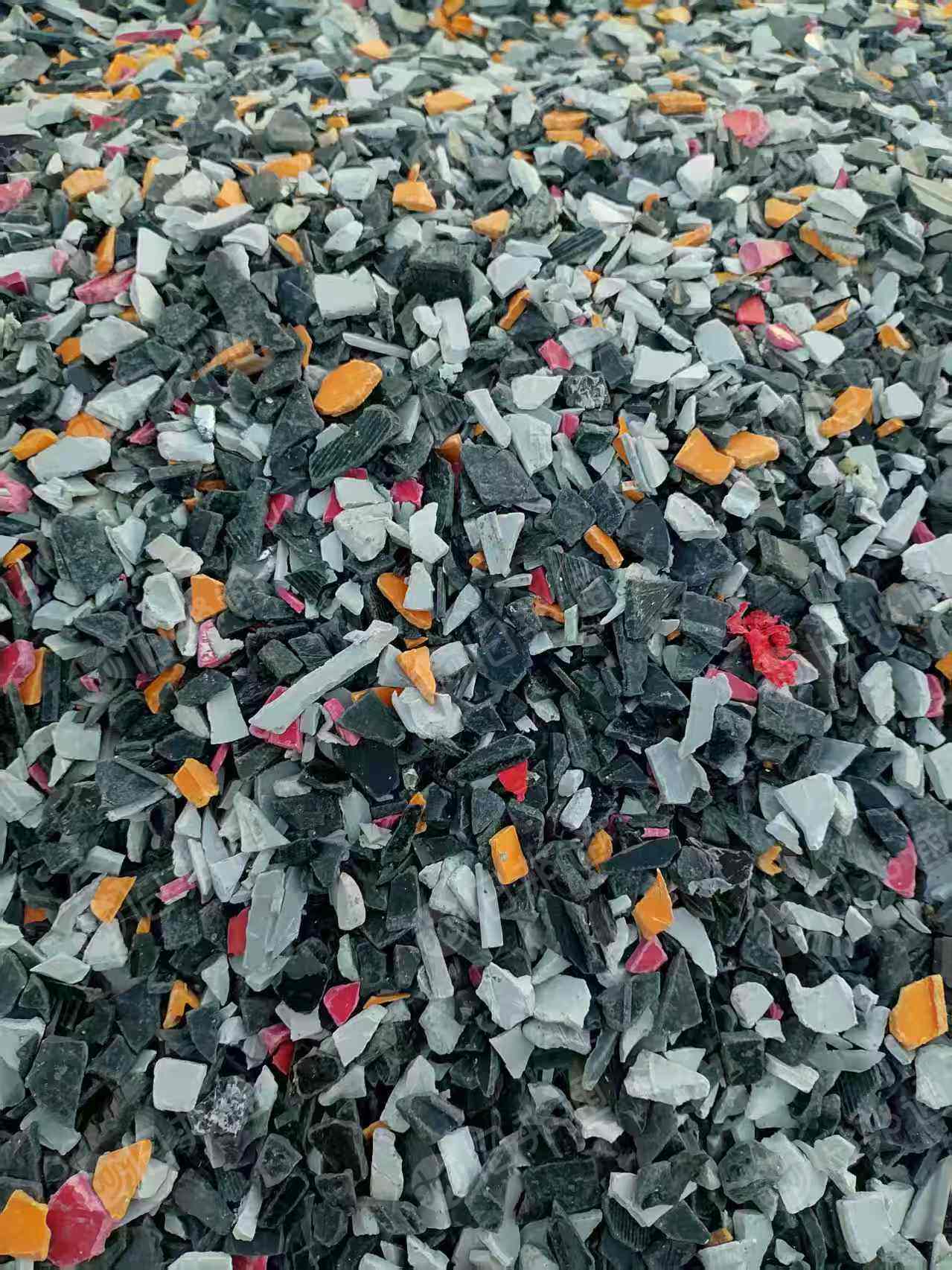 长期出售PVC破碎料，冰箱厂下来的边角料粉的