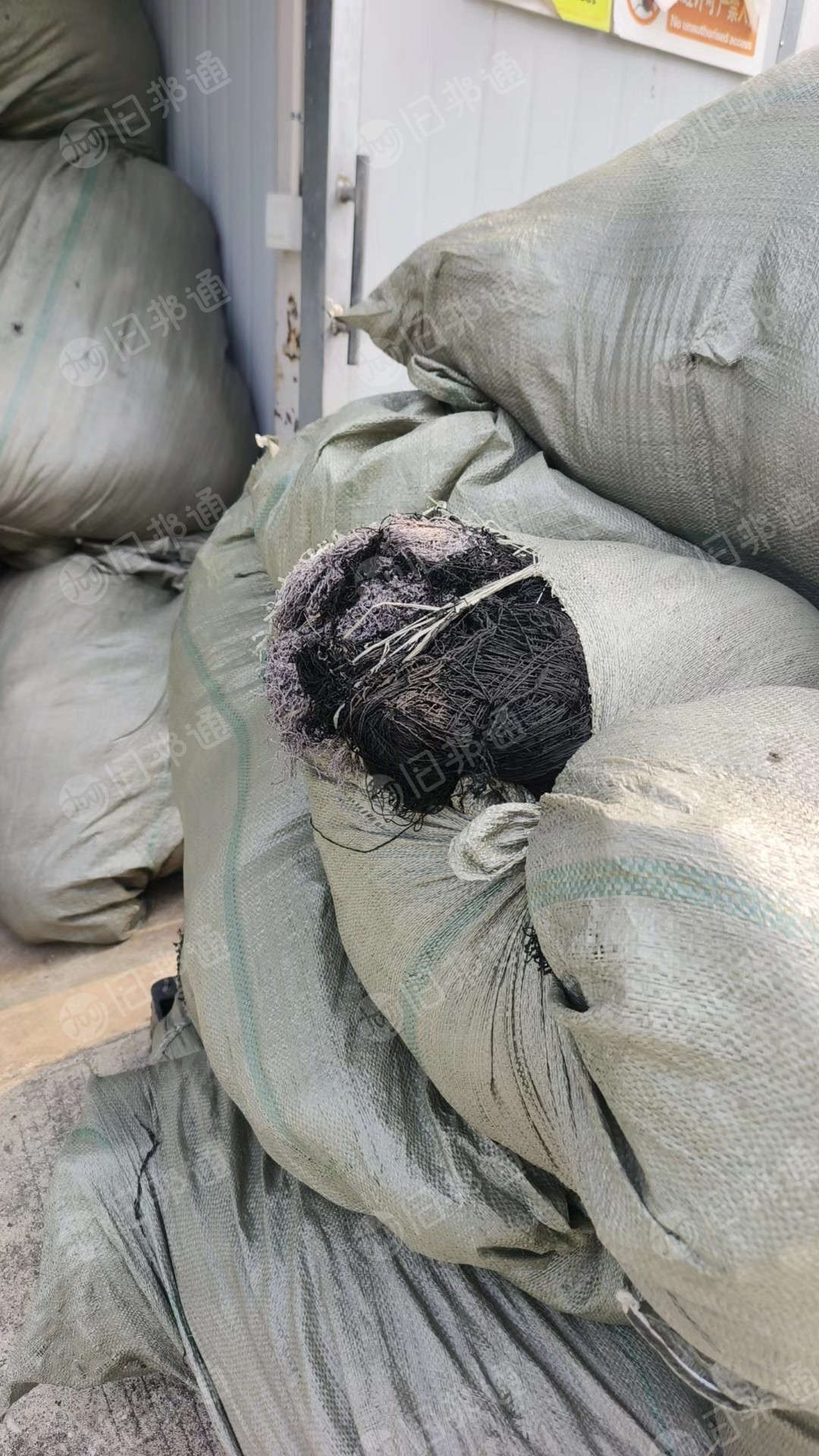 出售地毯厂下来的涤纶废纱，涤纶废纱线，月供6.8米车2车左右，货在安徽芜湖