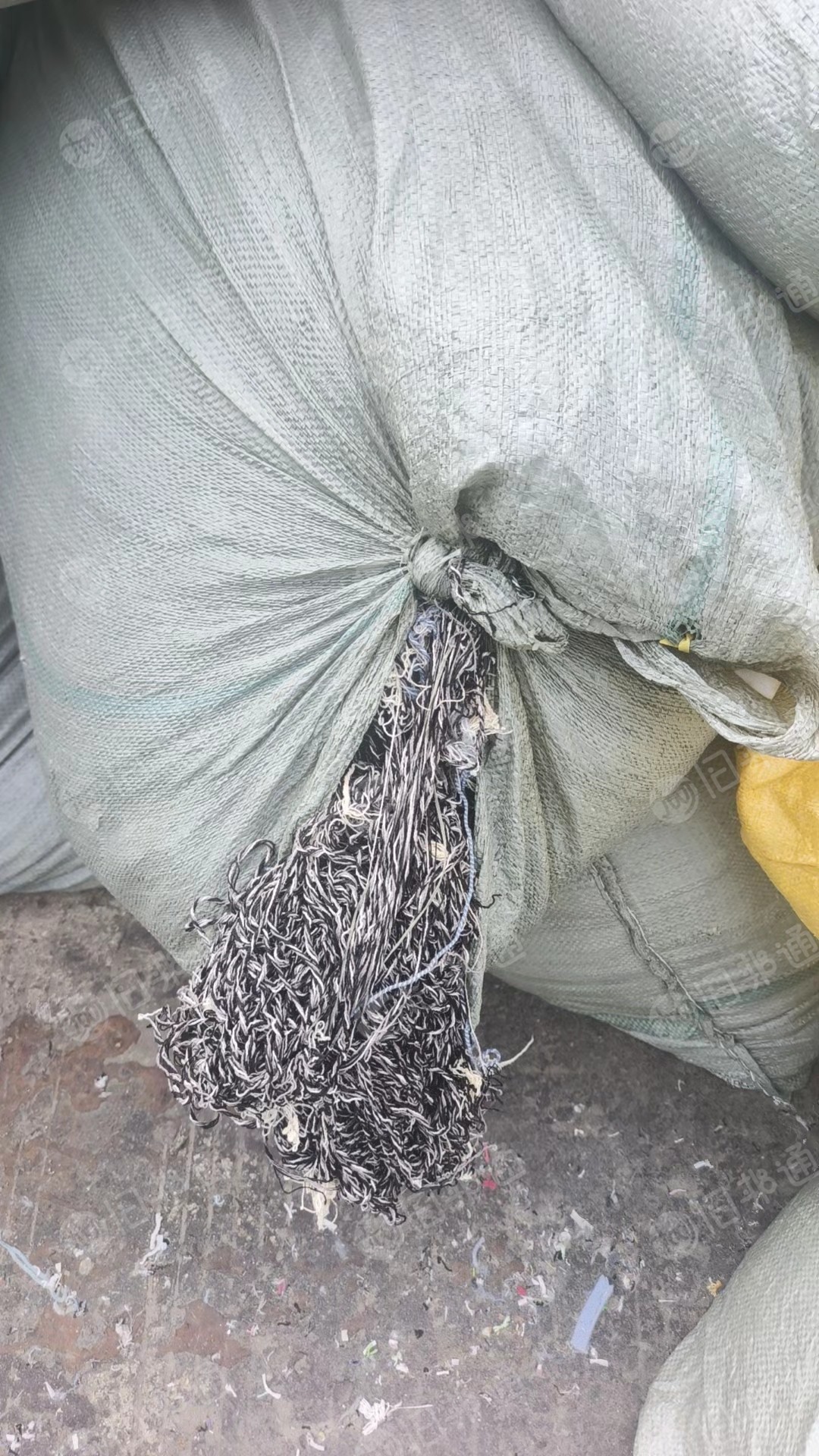出售地毯厂下来的涤纶废纱，涤纶废纱线，月供6.8米车2车左右，货在安徽芜湖