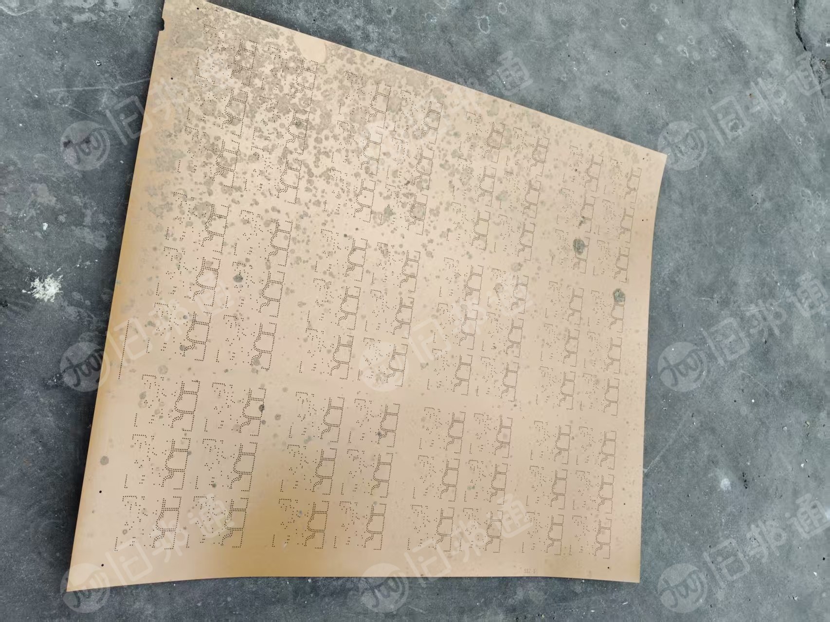 长期出售铝基板，现货500吨，一层铝箔，一层牛皮纸复合板，含铝11