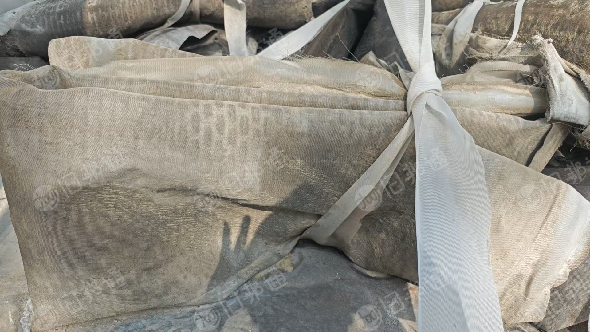 长期出售化工厂下来的丙纶过滤布，未清洗，现货20吨左右
