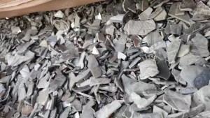 长期出售汽车灯芯pc破碎料，pc灯芯破碎料，混入少许合金。黑色冲击14-15个，灰色18-19个